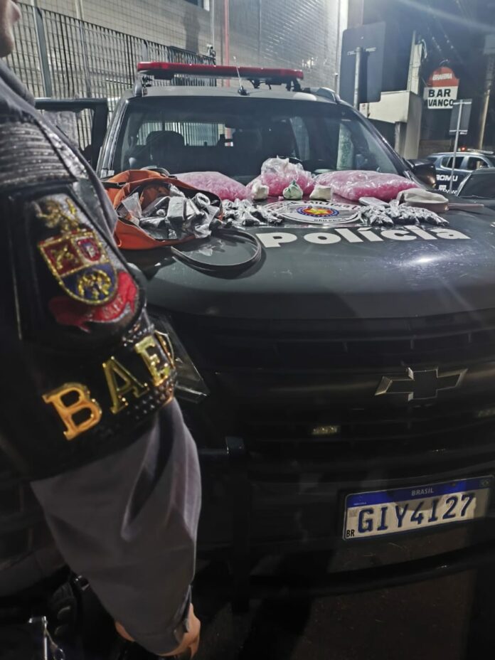 Homem procurado por tráfico é preso com mais de 2 mil pinos para embalo de drogas em Taubaté Homem procurado por tráfico é preso com mais de 2 mil pinos para embalo de drogas em Taubaté