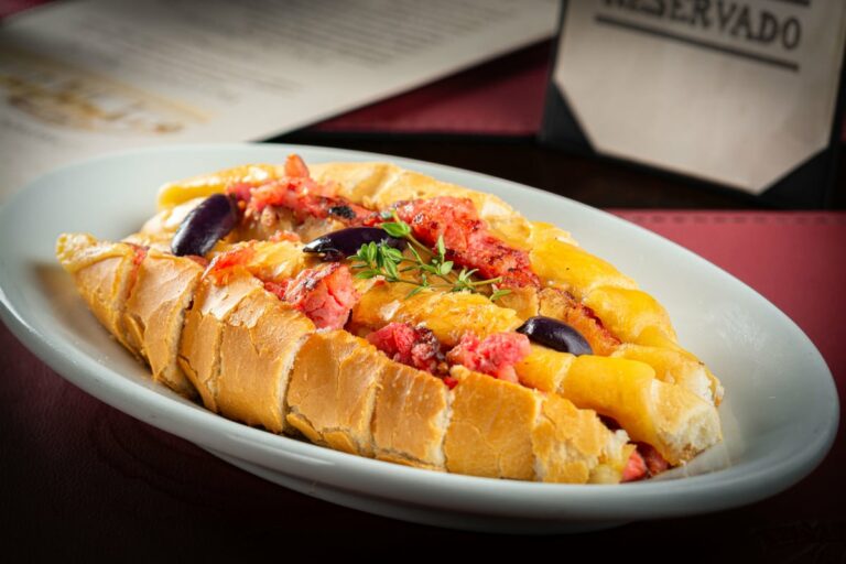 Lanche de linguiça com geleia de manga e pimenta: receita prática e cheia de sabor