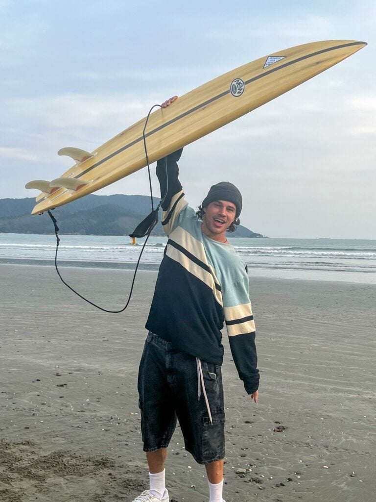 José Loreto surpreende com semelhança ao Chorão em gravação de filme sobre o músico em Santos