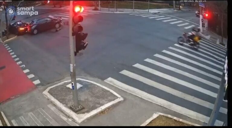 Acidente aconteceu no cruzamento entre a rua Elvira Ferraz e a avenida Brigadeiro Faria Lima | Foto: Reprodução