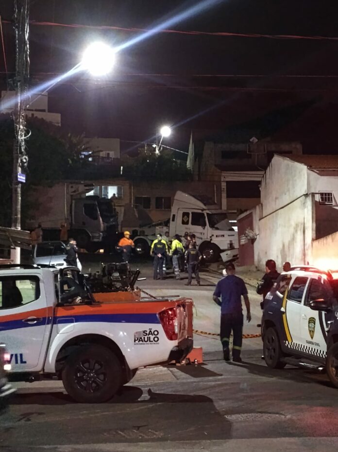 Caminhões colidem e atingem muro de casa interditada em Jacareí