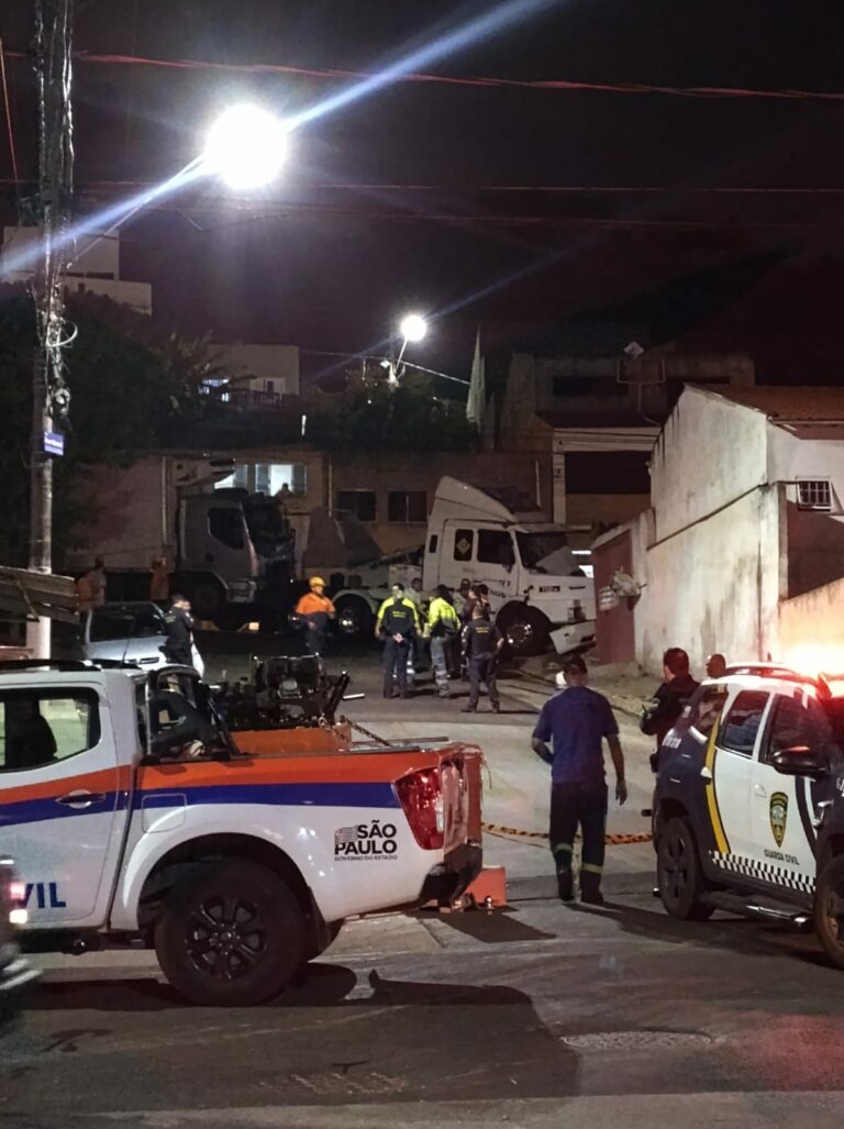 Caminhões colidem e atingem muro de casa interditada em Jacareí