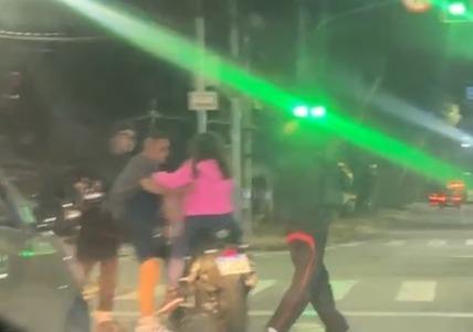 VÍDEO: Motociclista é assaltado no meio do trânsito em São José