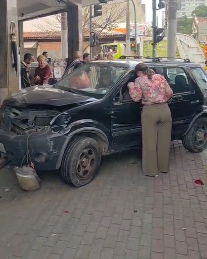 Motorista invade estacionamento e atinge fachada de loja em São José