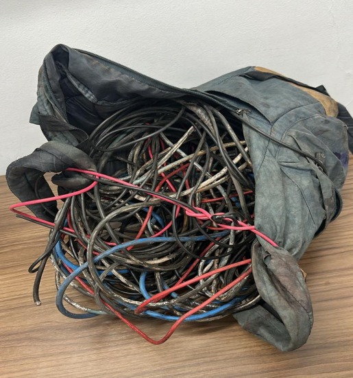 Suspeito de furtar fios elétricos cai de telhado e é preso em São José