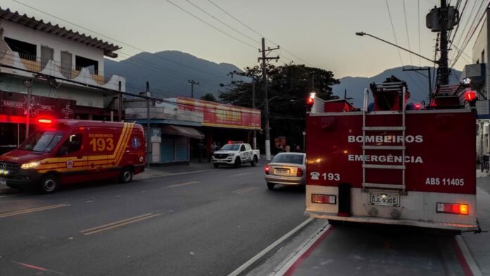 Incêndio atinge loja de óleo automotivo e deixa funcionário ferido em São Sebastião