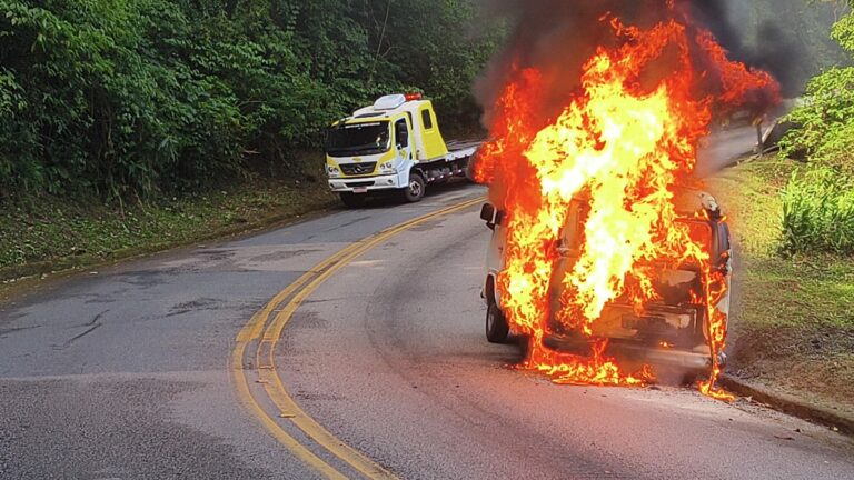 Carro pega fogo e interdita a Oswaldo Cruz em Ubatuba