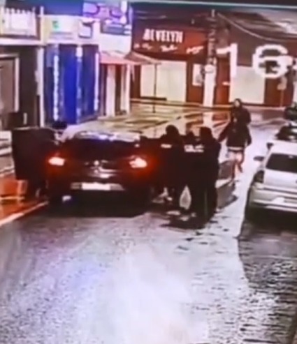 VÍDEO: Motorista de aplicativo e passageiro são assaltados por seis suspeitos em Caraguatatuba