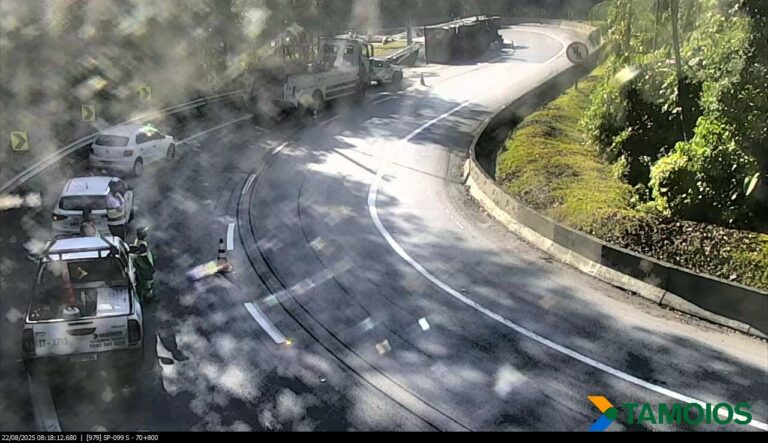 Carreta tomba e interdita trecho da Tamoios, em Caraguatatuba