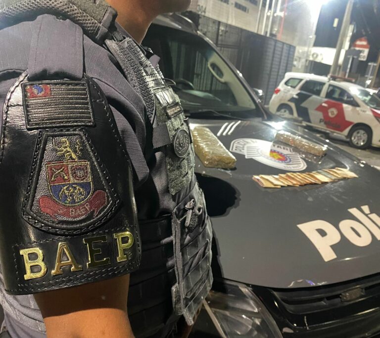 PM apreende veículo com 1,5 kg de drogas na Dutra, em Pindamonhangaba