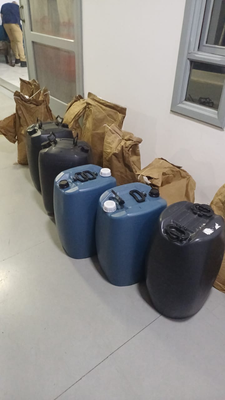 PRF apreende 160 kg de cocaína e 250 litros de insumos químicos em Lavrinhas