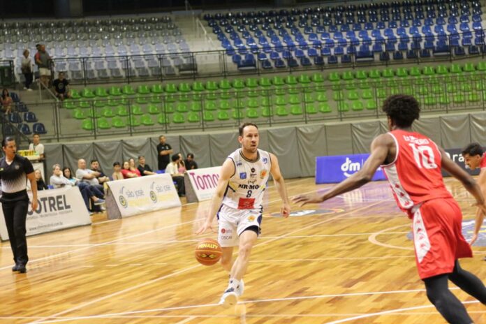 São José vence Paulistano e mantém liderança no Paulista de Basquete