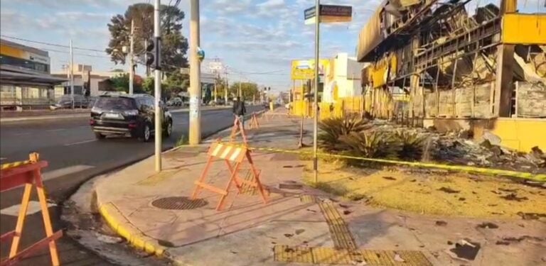 Prejuízo e transtorno: trânsito na região do incêndio segue interditado