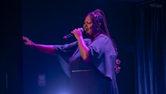 Cantora de Jacareí conquista título nacional de karaokê e vai representar o Brasil na Tailândia
