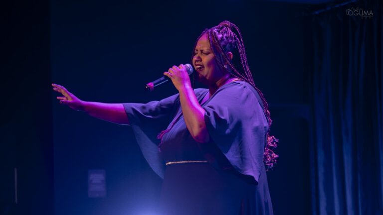 Cantora de Jacareí conquista título nacional de karaokê e vai representar o Brasil na Tailândia
