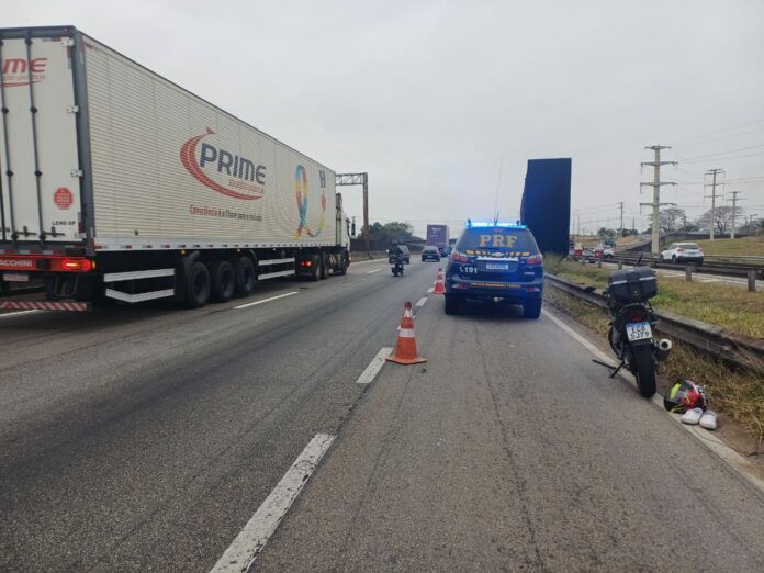 Acidente de moto deixa uma pessoa ferida na Dutra em São José
