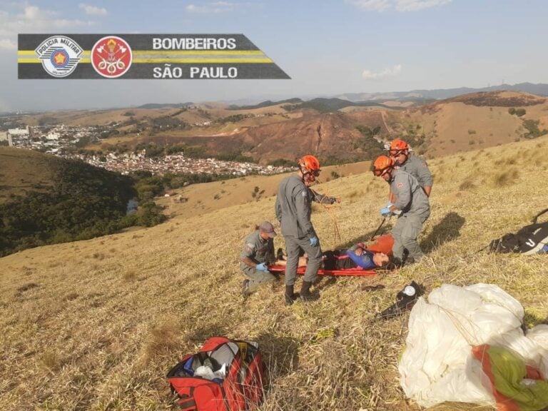 Piloto de paraglider é resgatado após queda em Guaratinguetá