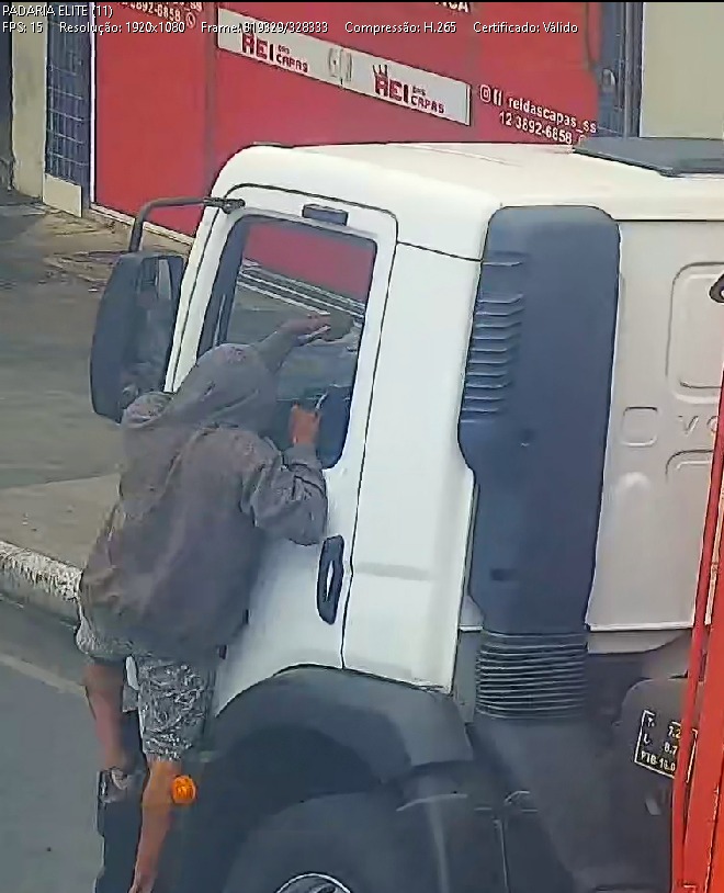 VÍDEO: Homem é preso após ser flagrado furtando celular de caminhão em São Sebastião