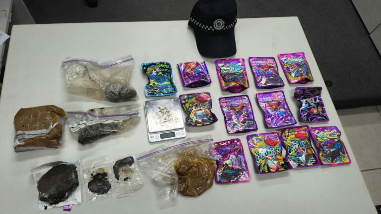 Produtos apreendidos pela policia que estavam localizados no carro do homem detido.