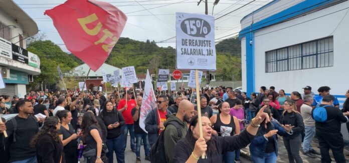 Servidores de Caraguatatuba fazem paralisação e protesto por reajuste salarial