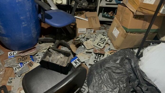 Imagem das placas que fabricavam no local.