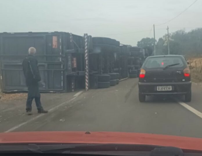 Caminhão tomba em Itapira.