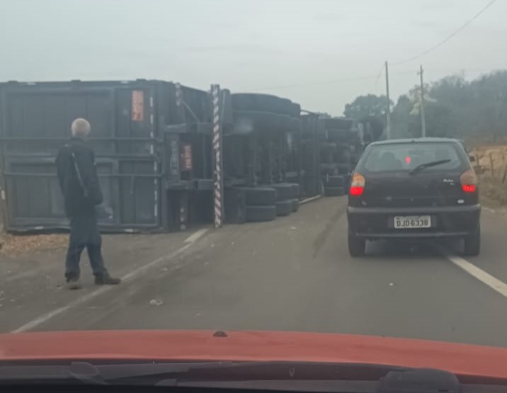 Caminhão tomba em Itapira.