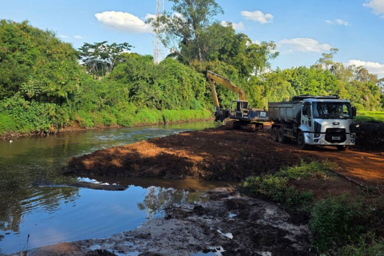 Prefeitura inicia limpeza na barragem do Delboux