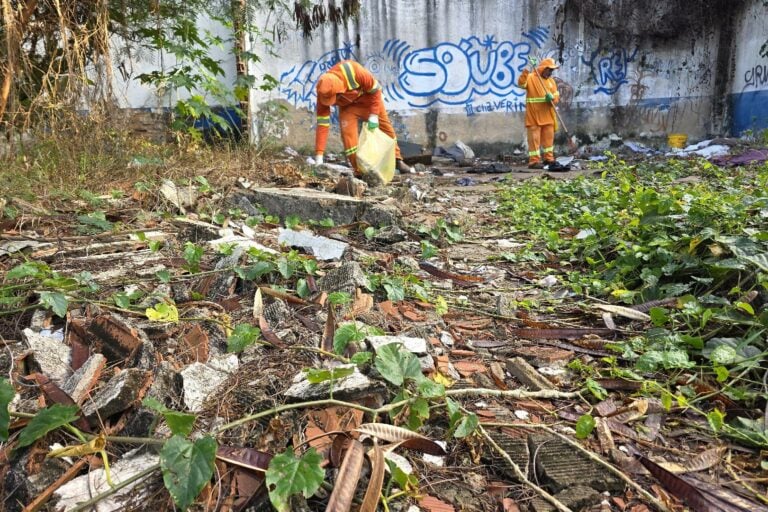 Prefeitura retira três toneladas de lixo de antiga fábrica de papel