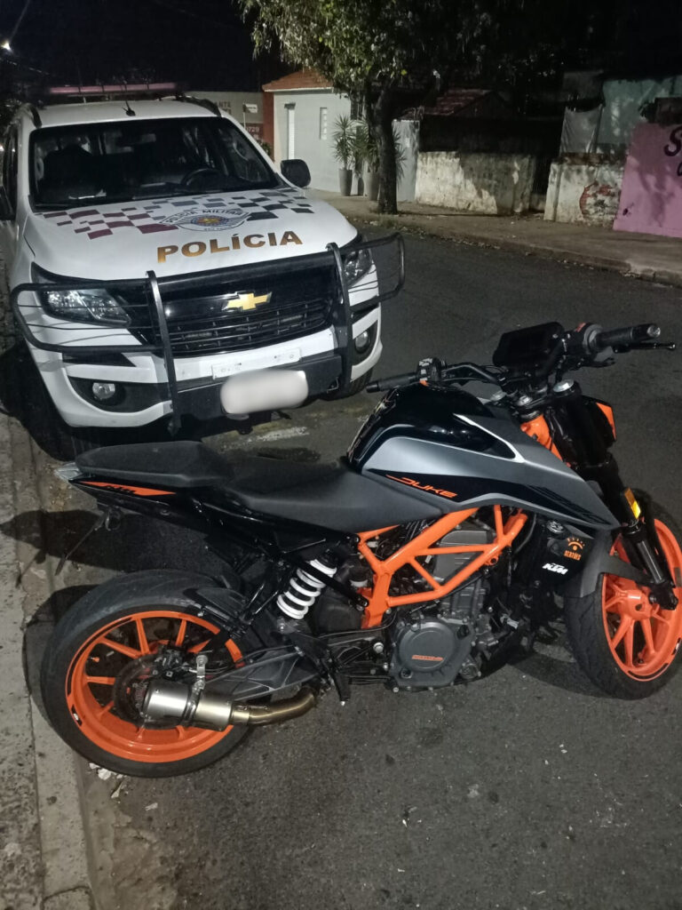 PM apreende duas motos, peças de veículos e simulacro de pistola; suspeito confessou receber dinheiro para guardar produtos de furto.