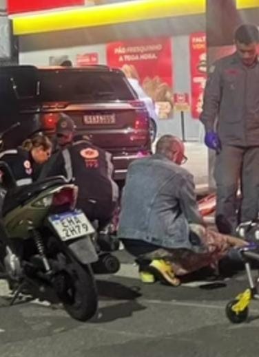 Duas pessoas ficam feridas após colisão entre carro e moto no bairro Aparecida em Santos