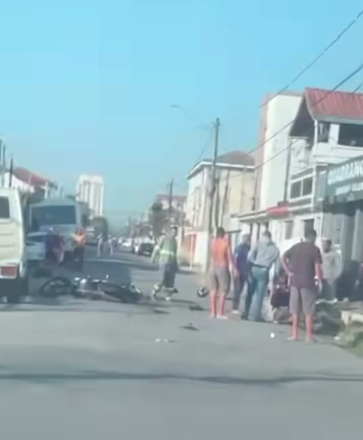 Colisão entre motocicleta e carro em São Vicente deixa feridos