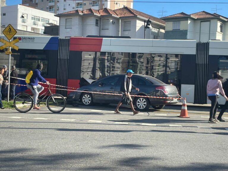 Carro colide com VLT e bloqueia os dois sentidos da linha férrea em Santos