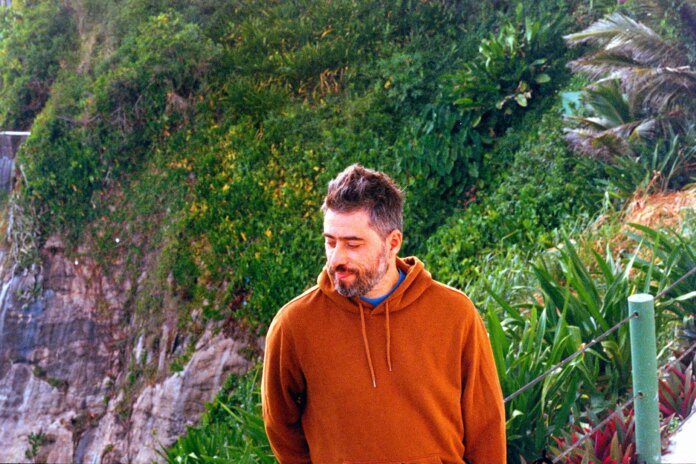 Alberto Continentino lança o álbum “Cabeça a Mil e o Corpo Lento” com show no Manouche, Rio de Janeiro