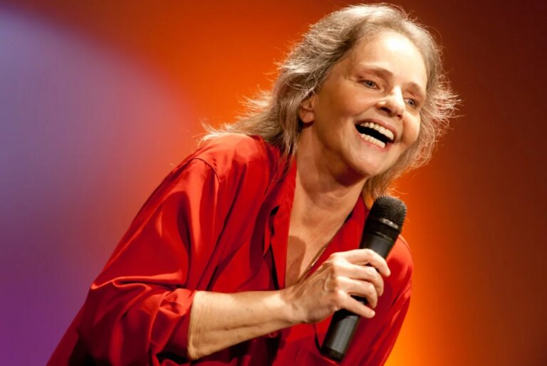 Angela Ro Ro volta a falar após traqueostomia e lança site para receber doações