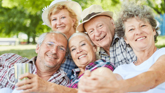 Idosos aposentados sorrindo ao ar livre, simbolizando as boas notícias para aposentados anunciadas pelo Ministério da Previdência.