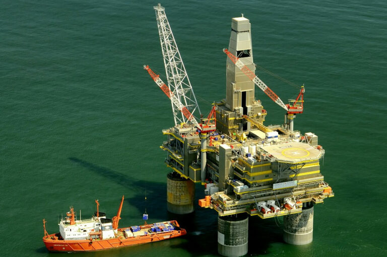 Empresa britânica anuncia que fez maior descoberta de petróleo e gás em 25 anos na bacia de Santos