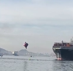 Balão cai no canal do Porto de Santos