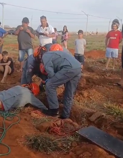 Menino de 10 anos cai em buraco de 3 metros ao empinar pipa em Santa Bárbara d'Oeste