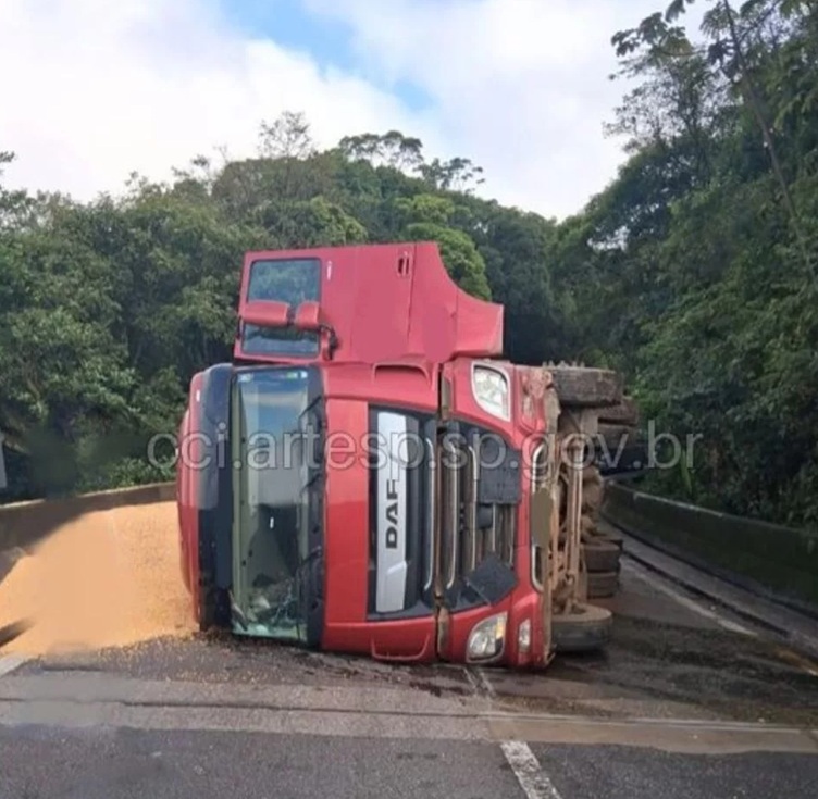 Carreta carregada com 37 toneladas de milho tomba na descida da Anchieta