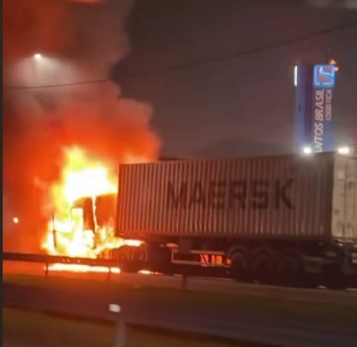Incêndio atinge caminhão na Rodovia Anchieta em Santos