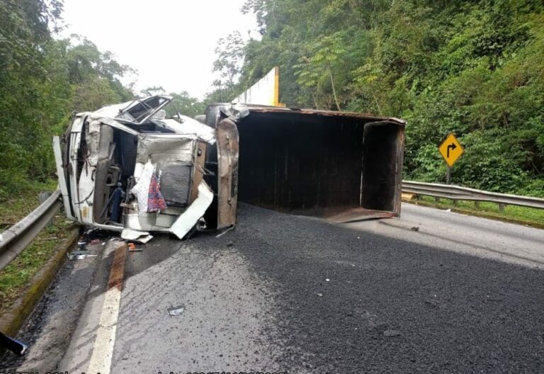 Caminhão tomba com 16 toneladas de massa asfáltica na Mogi-Bertioga