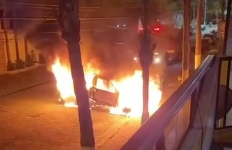 Carro fica destrúido após ser tomado por incêndio em Praia Grande