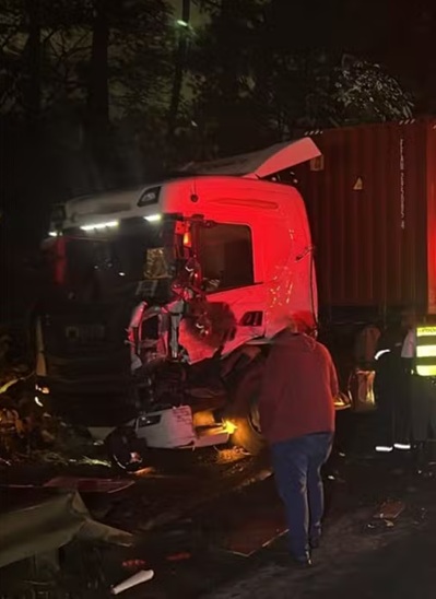 Caminhoneiro é lançado de caminhão e morre após colisão em rodovia de Cubatão