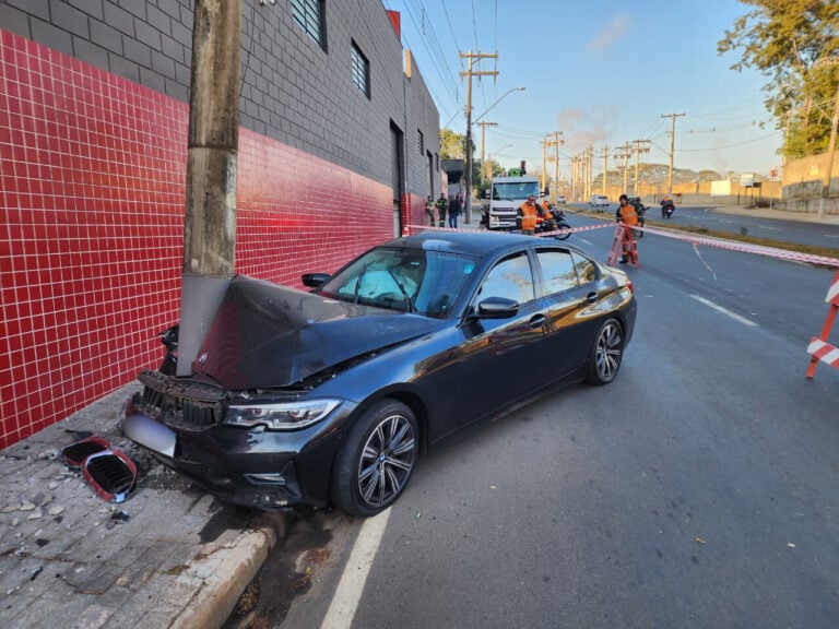 Carro de luxo bate em poste e motorista foge em Limeira