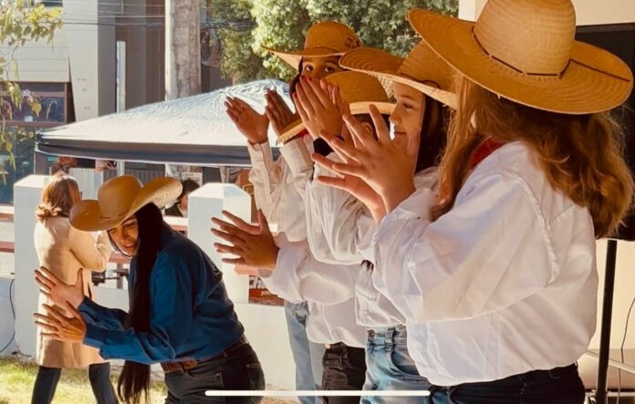 domingo-no-museu-trouxe-viola-catira-historia-e-carros-antigos Duvulgação