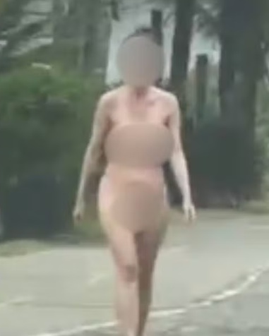 Mulher sai na rua nua e acaba presa após confessar ter matado o pai em Itanhaém; VÍDEO