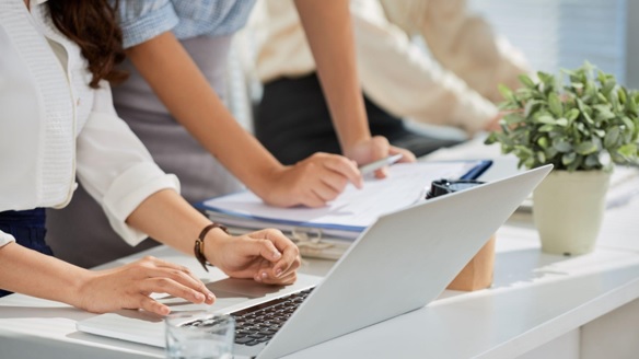 Governo deve exigir manutenção de empregos em pacote de auxilio a empresas afetadas por tarifaço dos EUA