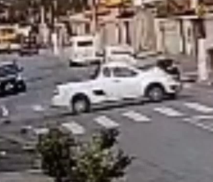 Colisão entre caminhonete e moto deixa garupa com traumatismo craniano; VÍDEO