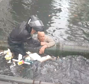 Idoso cai em canal e recebe ajuda de moradores no resgate em Santos; VÍDEO